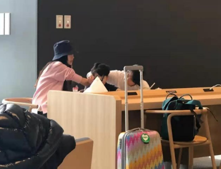黄晓明派发现金和口罩，堪称娱乐圈最壕老板，红包却透露感情现状