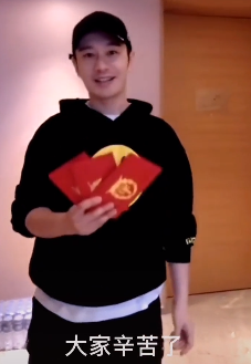 黄晓明派发现金和口罩，堪称娱乐圈最壕老板，红包却透露感情现状