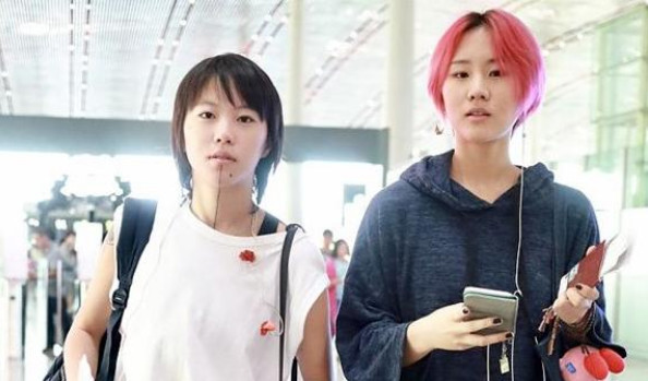 窦靖童妹妹直播惹泪目！手腕四处疤痕，自曝很少跟父亲窦唯联系