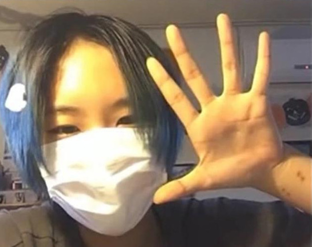 窦靖童妹妹直播惹泪目！手腕四处疤痕，自曝很少跟父亲窦唯联系