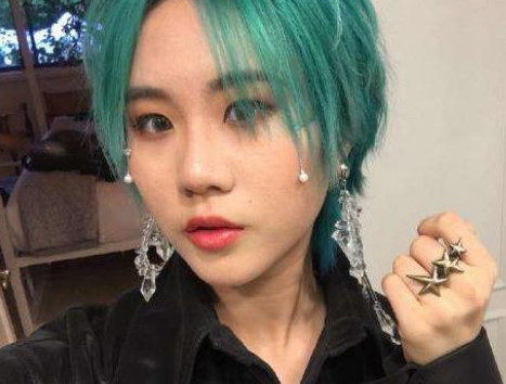 窦靖童妹妹直播惹泪目！手腕四处疤痕，自曝很少跟父亲窦唯联系