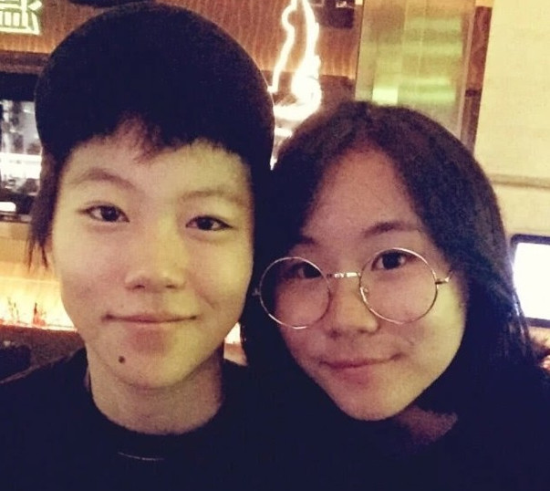 窦靖童妹妹直播惹泪目！手腕四处疤痕，自曝很少跟父亲窦唯联系