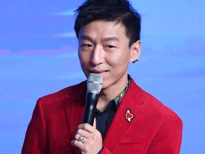 45岁海泉直播显老态！爆料陈羽凡近况，投身商界也不忘兄弟
