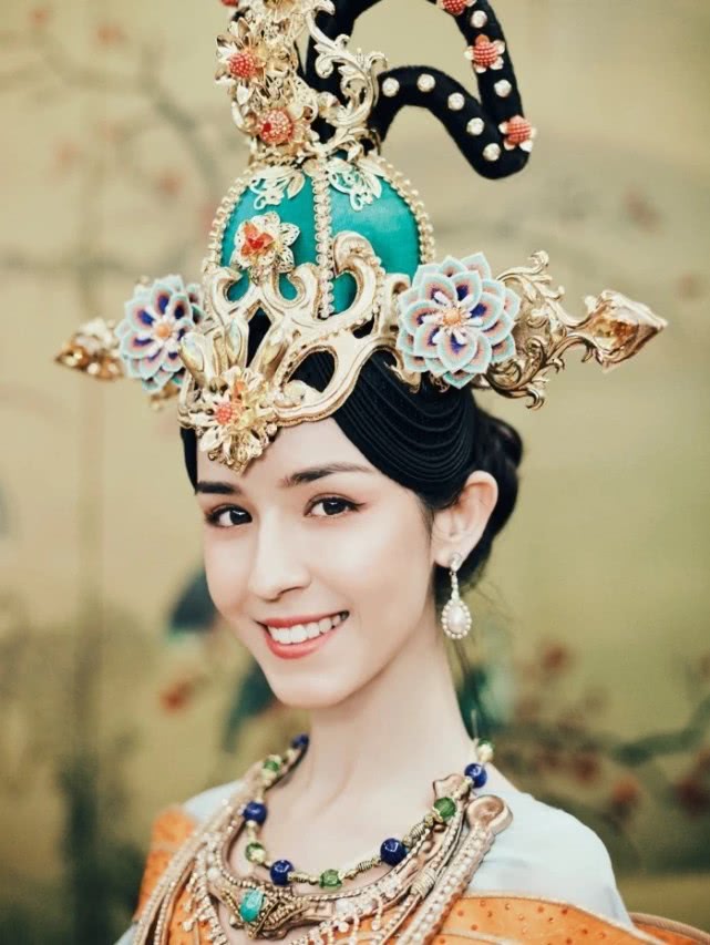 有一种美叫哈妮克孜初看时惊艳，久了却觉得一般不耐看
