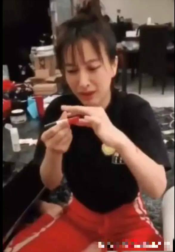 倪妮素颜照与化妆判若两人，住宅自带庭院很奢华，环境却挺乱