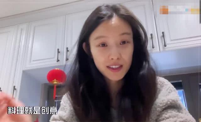 倪妮素颜照与化妆判若两人，住宅自带庭院很奢华，环境却挺乱