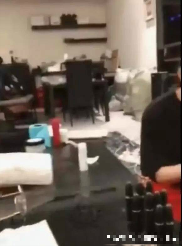 倪妮素颜照与化妆判若两人，住宅自带庭院很奢华，环境却挺乱