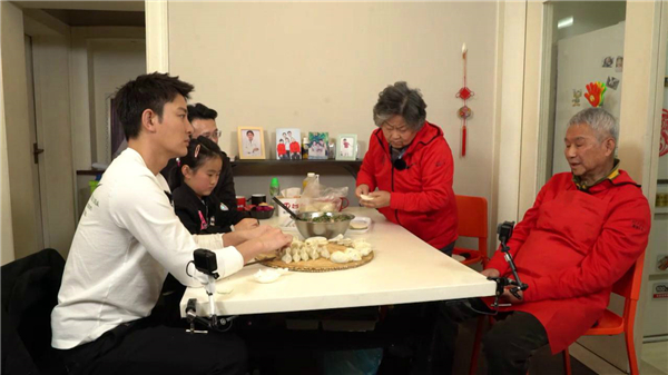 贾乃亮拜访援鄂医生一家.jpg