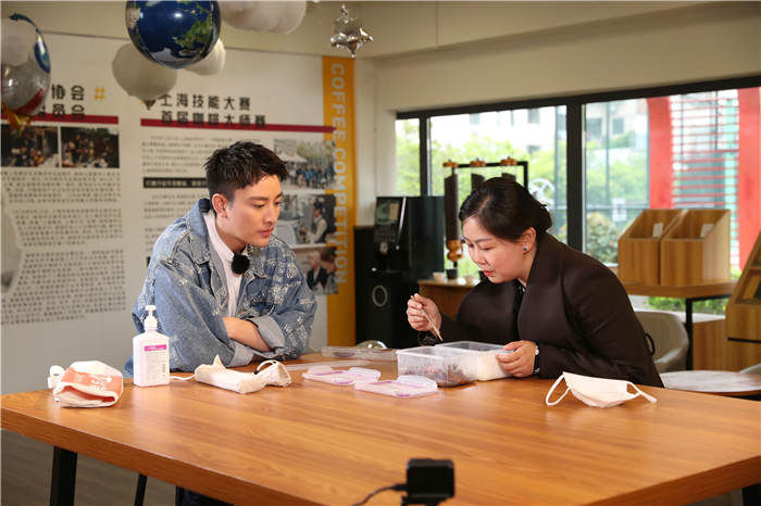 2贾乃亮将大排带给李昕医生.jpg