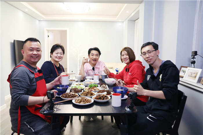 7王祖蓝为医护人员送去美食.jpg