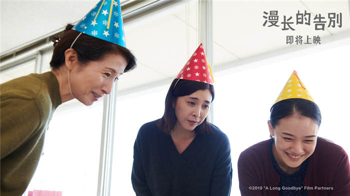 母女三人与父亲告别 真情流露诠释家的意义.jpg