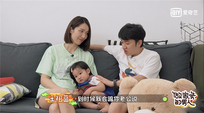 夫妻组看录像.jpg