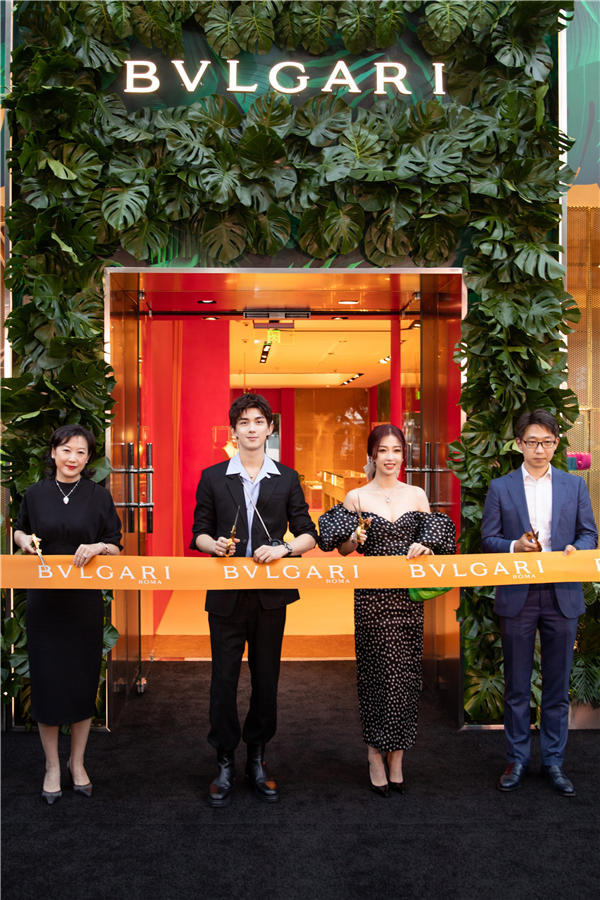 1_(从左至右)宝格丽中国商务副总裁杨怿、演员吴磊、THE9虞书欣、三里屯太古里总负责人马泽丹共同剪彩.jpg